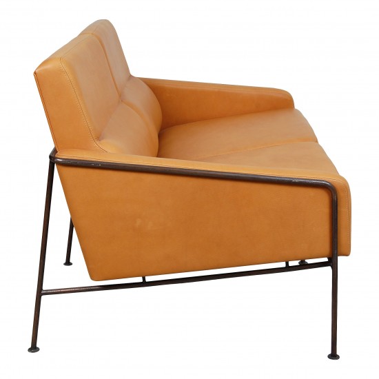 Arne Jacobsen 2.pers Airport sofa in Cognac Anilin leather and Roder